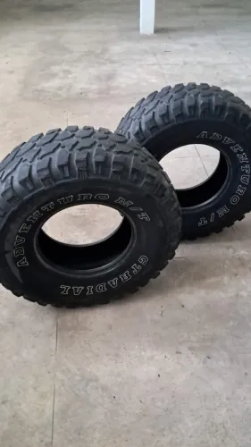 2 pneus ADVENTURO 33x12,15r15 (aro 15) muito bons. Troller. Letras brancas