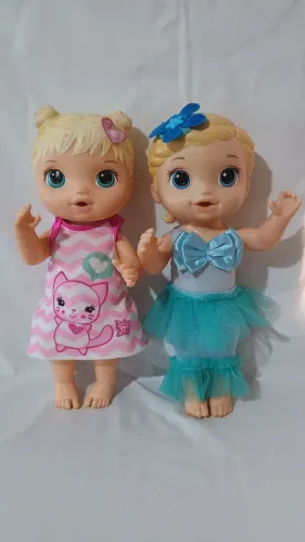 Bonecas baby Alive anos de 2015 e 2017 com marcas de uso