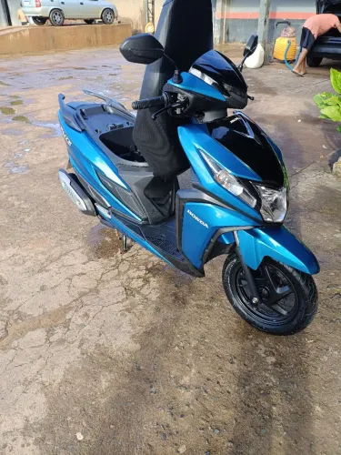 Vende se essa moto automática Honda elite 125 ano 2025bem conservada