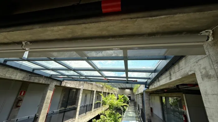Vendo toldo tipo persiana com controle remoto para fechamento de ambientes