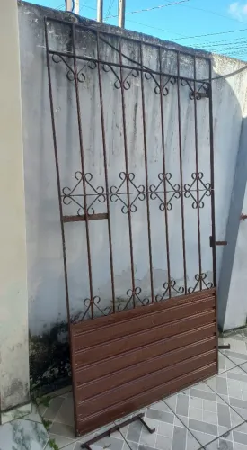 Vendo Portão 2,10 de altura por 1,06 de largura