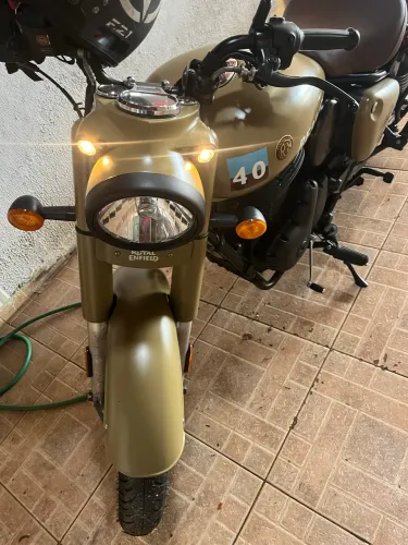 Meteor Classic 350cc estilo Militar