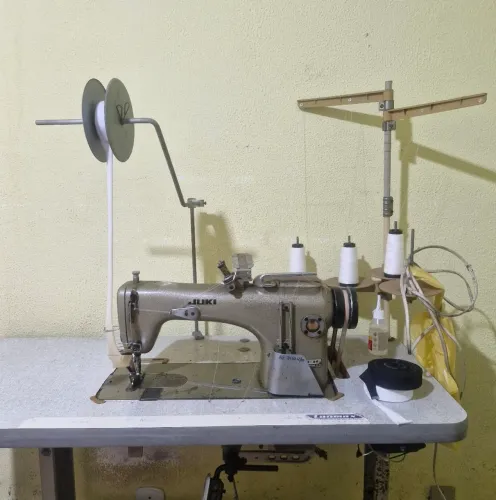 Maquina de Costura Industrial Reta - Ponto Corrente para Ombro a Ombro - Juki