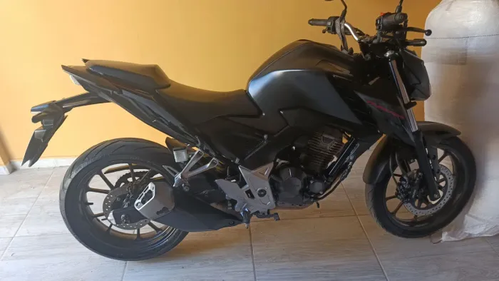 CB300 estado de zero único dono...
