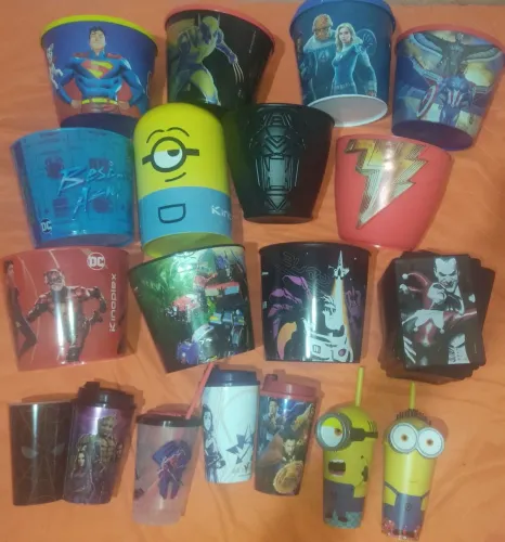 Baldes de pipoca e copos personalizados 