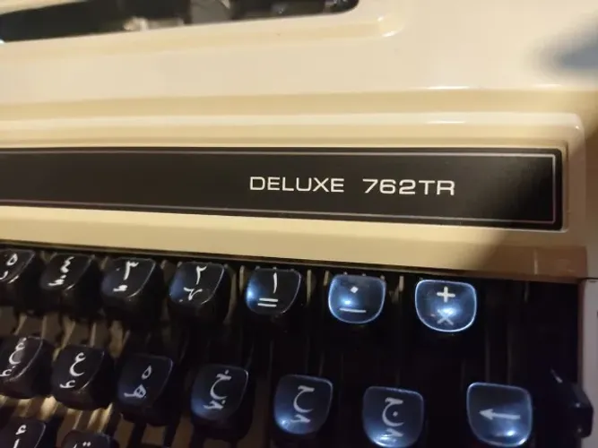 RARIDADE PARA COLECIONADOR - MÁQUINA DE ESCREVER BROTHER DELUXE 762TR - TECLADO ÁRABE