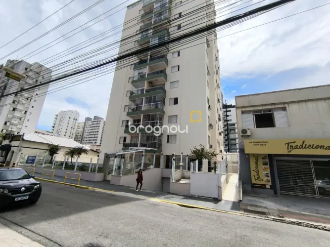 Apartamento de 3 quartos com vaga de garagem a venda no Centro de Florianópolis.