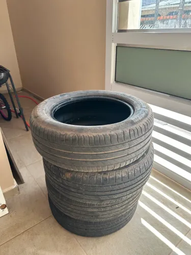 Vendo 4 pneus de carro usado