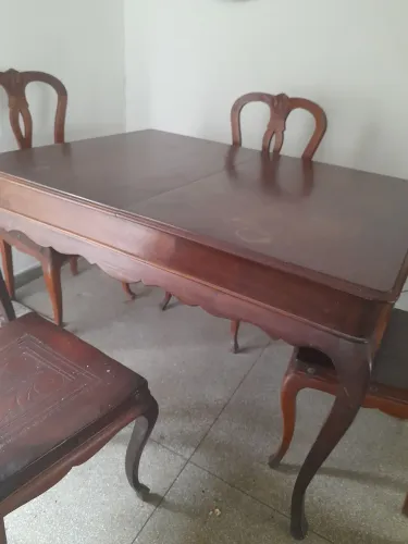 Mesa expansível de madeira com 06 cadeiras