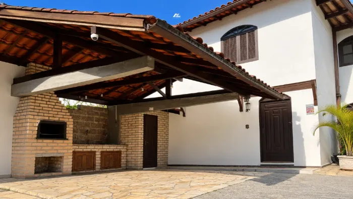 CASA AVERBADA COM 374M², 6 QUARTOS, PISCINA, VISTA MAR E UM TERRENO COM 8.086M² EM SANTO A