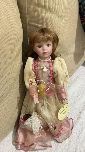 Boneca de Porcelana Importada Rara "Freda" - Edição Limitada com Etiqueta
