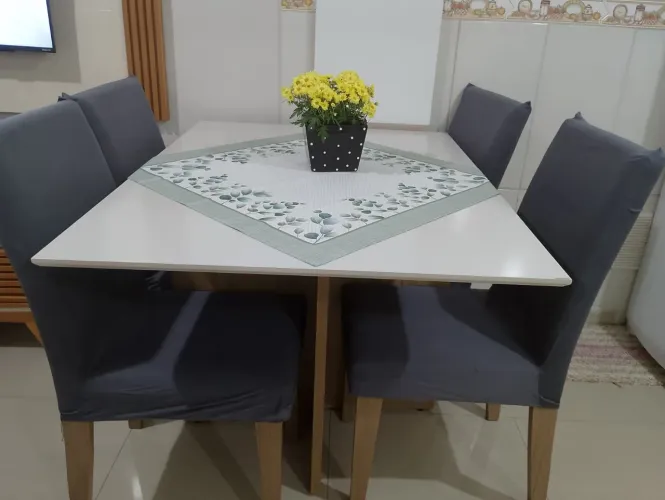Venda de mesa com 4 cadeiras novas