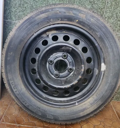 Vendo pneu com roda 14