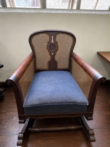 Cadeira De Balanço Antiga Vitoriana Em Madeira Nobre E Palhinha