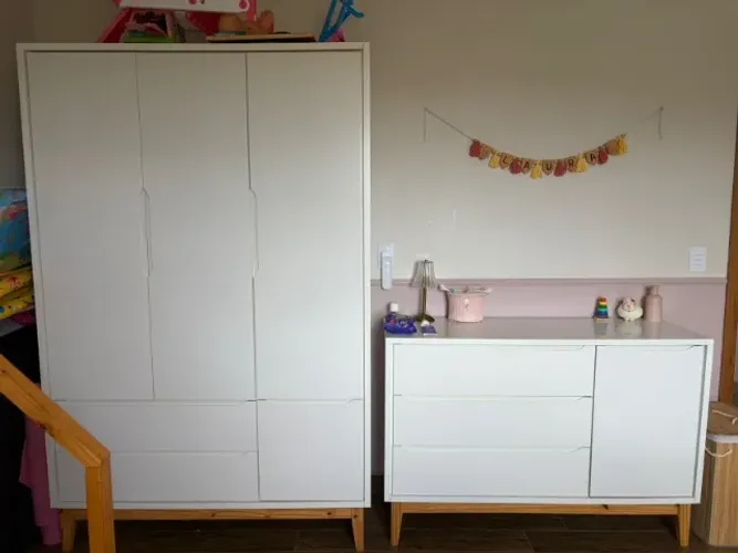 Guarda-roupas e cômoda de bebê