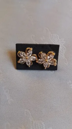 Brincos foleado em ouro formato de flor com cristal!!!