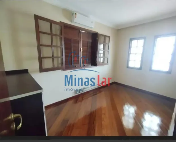 Casa em Barreiro com 303.48 m² , 6 quarto(s) , 1 suíte(s) , 5 vaga(s)