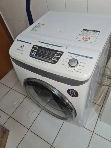 Vendo máquina lavar e seca eletrolux intuitive, 9kg, COM DEFEITO.