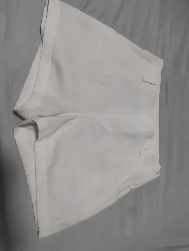 Short feminino branco de alfaiataria