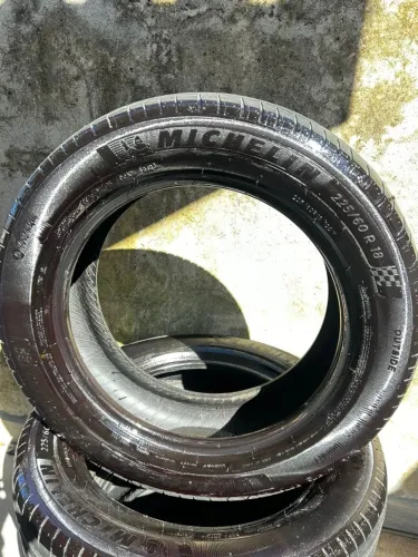 4 Pneus Michelin Aro 18 225/60 Pilot Sport SUV - Semi Novos - Bom Estado