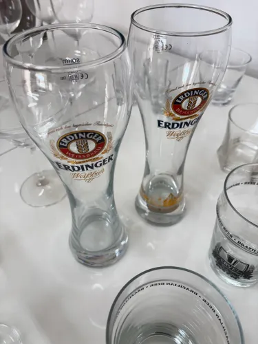 Conjunto de taças, copos e canecas