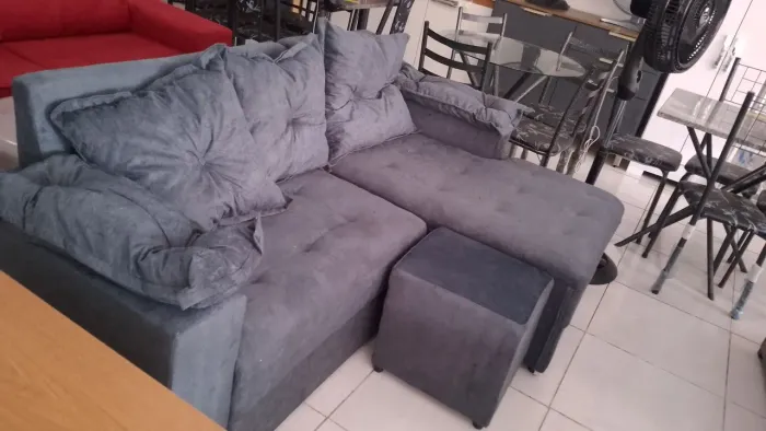 Sofá com chaise e puff entrega grátis