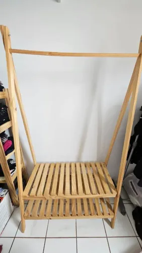 Arara de madeira para roupas e sapatos