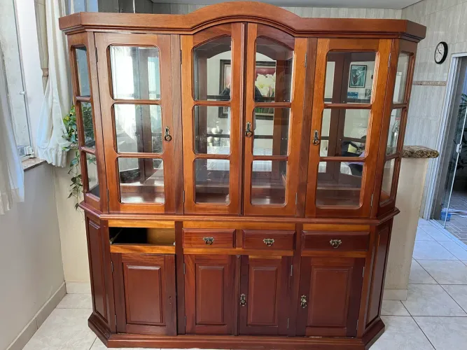 (Oportunidade) Cristaleira de Madeira Maciça 2,10