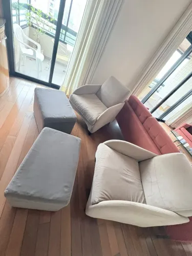2 poltronas + 2 pufes em suede bem conservados (R$ 400 o conjunto)