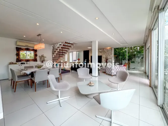 Casa duplex em condomínio no Tabajaras com 4 suítes