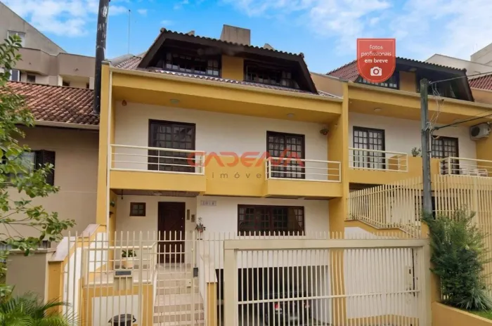 Sobrado Triplex com 5 quartos e 2 vagas à venda no São Francisco