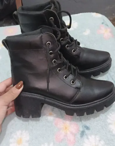 Bota semi nova