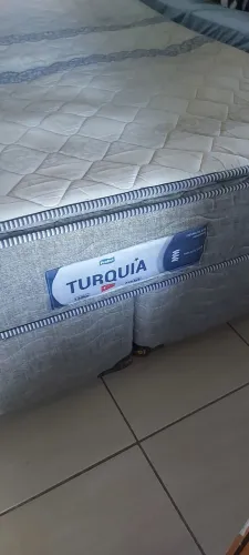 Vendo uma cama semi nova pouco tempo de uso King no valor de 500 reais 