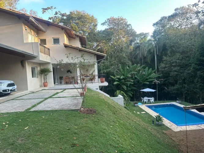 Casa de condomínio para venda tem 392 metros quadrados com 5 quartos