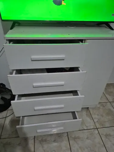 Cômoda com detalhes 