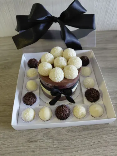 Kit presenteável bolo e brigadeiros