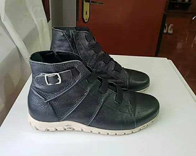 Botas preta e branca - número 37