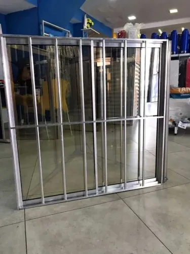 janela com grade alumino brilhoso 