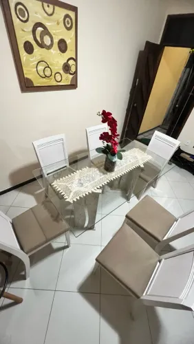 Jogo de mesa com 6 cadeiras