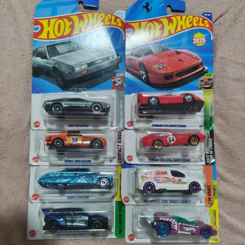 Lote hot Wheels 2 Ferrari e 12 t hunt