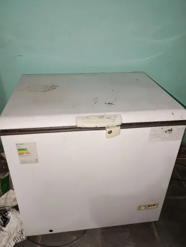 Está com algumas ferrugens só mas está em bom estado funcionando muito bm
