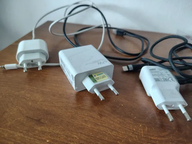 Fontes e cabos originais: iPhone, Xiaomi e Samsung (vendo separadamente)