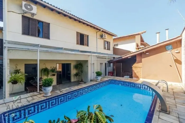 BELÍSSIMO SOBRADO COM 4 DORMITÓRIOS 2 SUITES 4 VAGAS, PISCINA 352 M² DA ÁREA CONSTRUÍDA