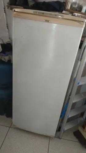 Vendo um freezer semi-novo gelando