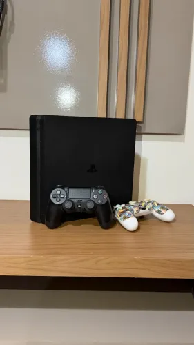 PS4 SLIM 1TB + 2 CONTROLES