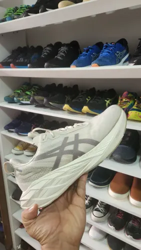Tênis Asics Novablast Original - Nº 42 Bege - Academia - Corrida - Presença
