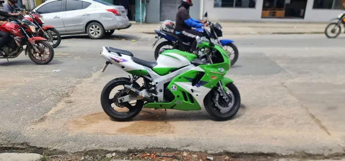 Vende-se um kawazaki ninja 900 97 toda original 