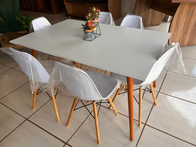 Mesa de jantar 4 cadeiras Eiffel