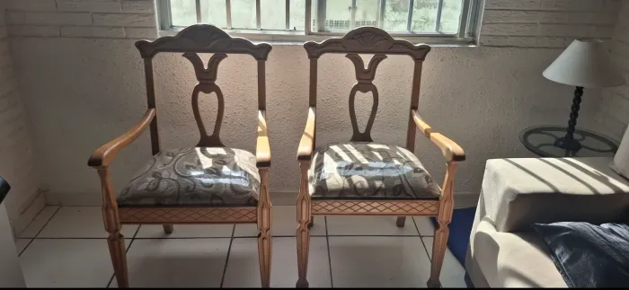 Par de cadeiras solitárias.