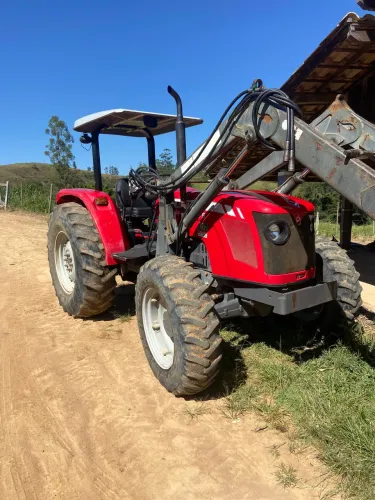 Trator 4275 com lâmina e concha